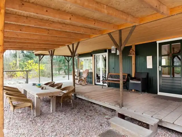 Bij goed en slecht weer is het heerlijk vertoeven op de overdekte veranda.